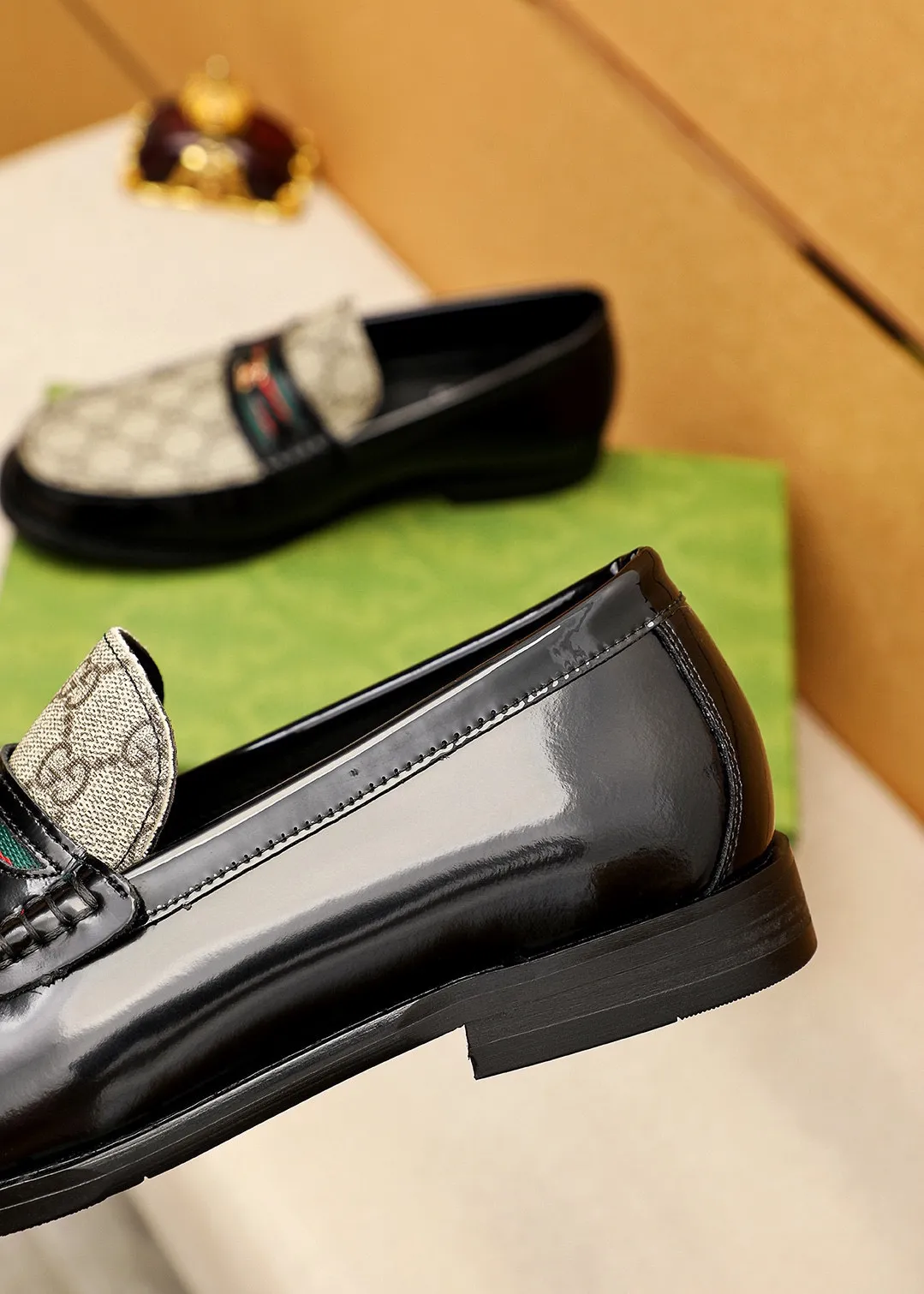 Men's shoes 💰460 💐 Product trademark: GUCCI "Gucci" casual leather shoes Regular size: 38-44 (45🉑️customized) Product materials: Selected imported first-layer open-edge beaded cowhide leather upper + luxury hardware buckle, imported water-dyed cowhide leather lining. Strong three-dimensional visual effect, original combination outsole Color: 2⃣️colors available